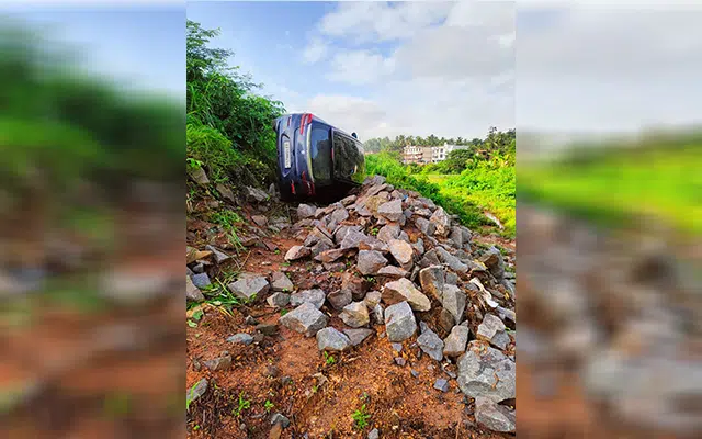 A car fell into a ditch after the driver lost control of his sleep.