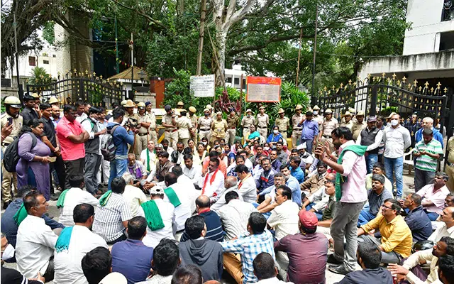 Bengaluru: Farmers detained and released for protesting in front of BDA