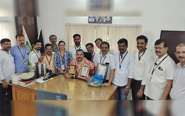 Taluk Photographers' Association felicitates Belthangady Police Station Circle Sub-Inspector