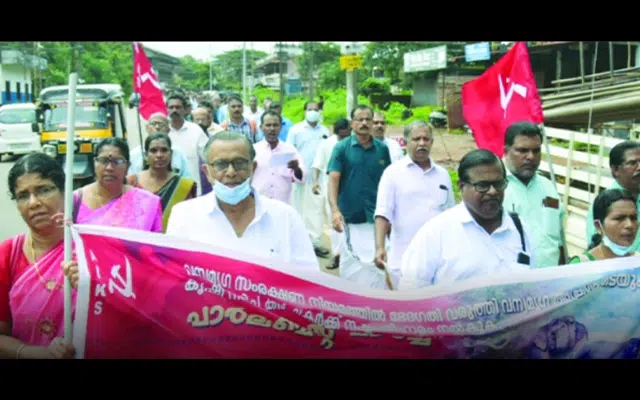 Kasargod: Protest march to forest department office