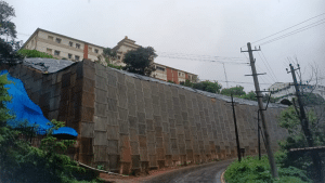 DC office retaining wall on verge of collapse ; Congress alleges 40 percent commission