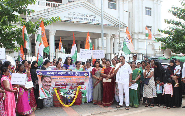 Mangaluru: Congress women in Bantwal stage protest against rising prices of essential commodities