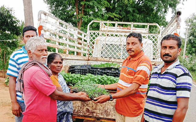 Chamarajanagar: Farmers celebrate birthday by distributing saplings to farmers