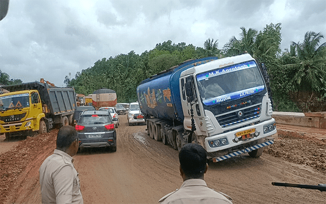 A tanker lorry and vehicular traffic were disrupted at Surikumeru on national highway.