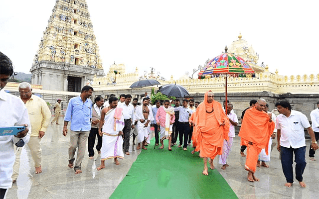 Suttur Sri visits Male Mahadeshwara Betta