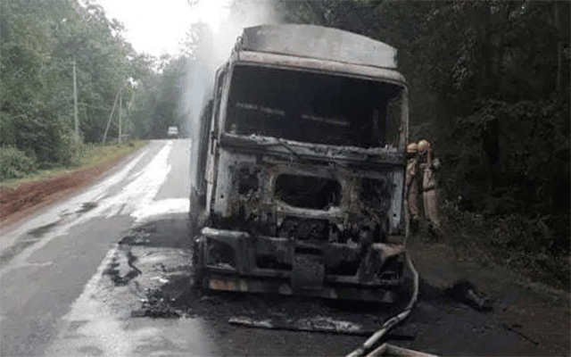 Karwar: Driver, cleaner escape unhurt after truck catches fire