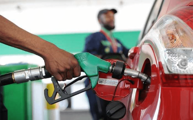 Petrol prices skyrocket in Kerala, Keralites flock to petrol pumps in border areas