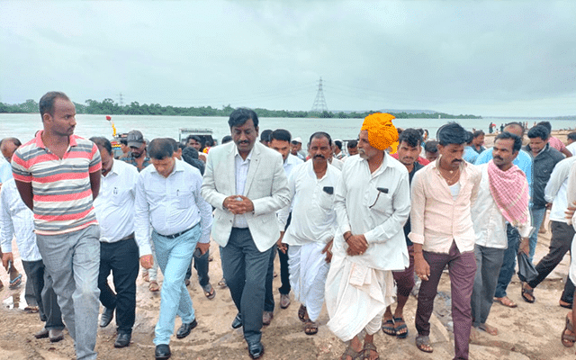 Vijayapura: DC visits villages on the banks of River Krishna