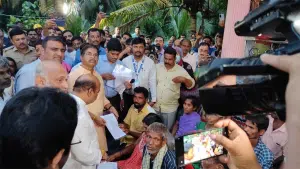 Chief Minister distributes compensation to the families of those who died in a landslide