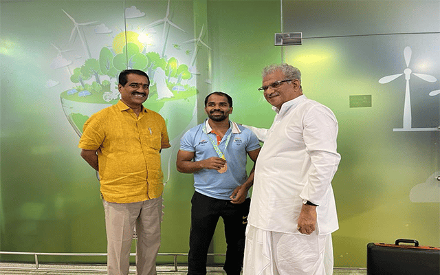 Veerendra Heggade congratulates Gururaj Poojary