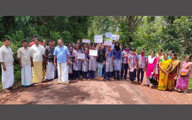 Protest against re-appointment of Malayalam teachers to Kannada medium