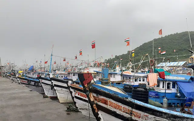 Heavy rains lash coastal areas of Karwar district: Boats anchored at Baithakhola port