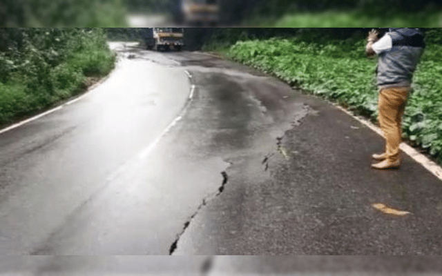 Madikeri: Road between Devarakolli and Koyanad is in danger of collapsing
