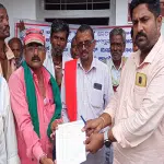 Mandya: Protest at Kadukottanahalli for payment of arrears of wages