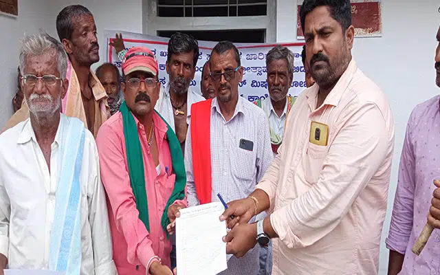 Mandya: Protest at Kadukottanahalli for payment of arrears of wages