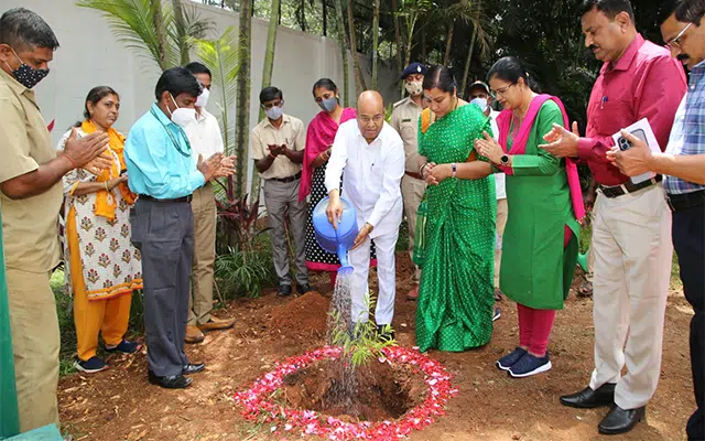 Bengaluru: 75 sandalwood saplings planted at Raj Bhavan to mark The Amrit Mahotsav of Independence