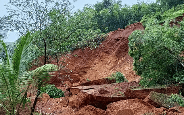 Karwar: Landslides at Muthalli in Bhatkal due to rains trigger panic among people