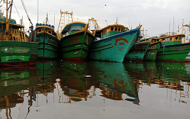 Sri Lankan Navy arrests 12 tamil nadu fishermen