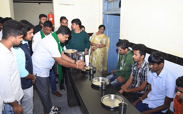 Chandan Gowda distributes breakfast to special children