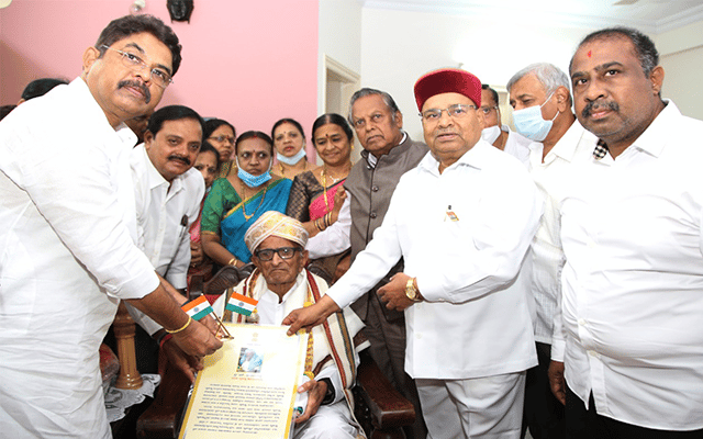 Karnataka governor Gehlot visited to the homes of freedom fighters in Bengaluru.