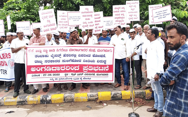 Mangaluru: Beedi-cigarette vendors stage massive protest