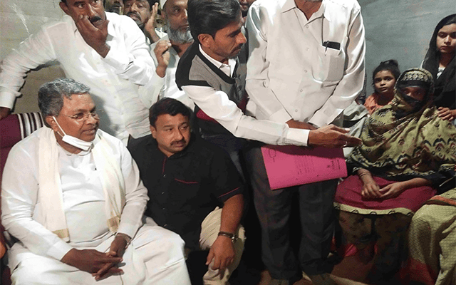 Siddaramaiah gives compensation to the family of deceased activist