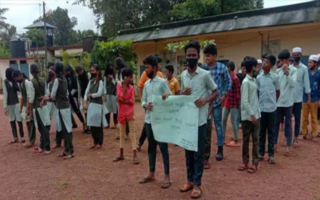 Kasargod: Students boycott classes at Government Higher Secondary School in Kasargod