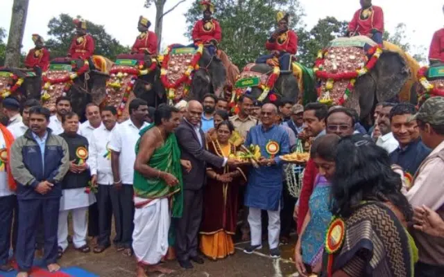 Forest Minister Umesh Katti offered prayers to the elephants wearing shoes.