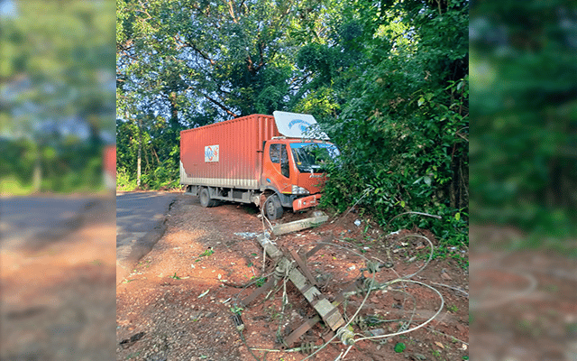 Belthangady: Goods lorry hits electric pole