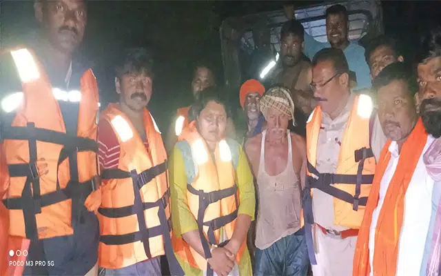 Chamarajanagar: farmer who was sitting on a coconut tree was rescued