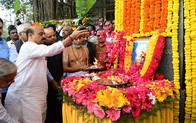 Bengaluru: Chief Minister Bommai pays floral tributes to the statue of Sir M Vishveshvaraya