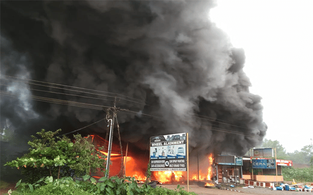 Belthangady: Fire breaks out in two shops in front of Anugraha School