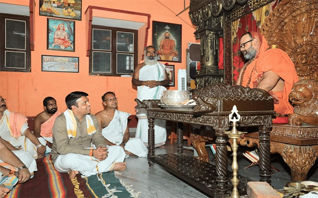 Harish Poonja visits Anegundi Mahasamsthana Saraswathi Peetha Mutt