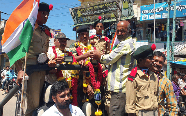 Mandya: A grand welcome for the soldiers who arrived at their native place
