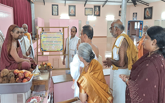 Puttur: Sringeri Seer unveils the plaque of Sri Shankara Sabha Bhavan