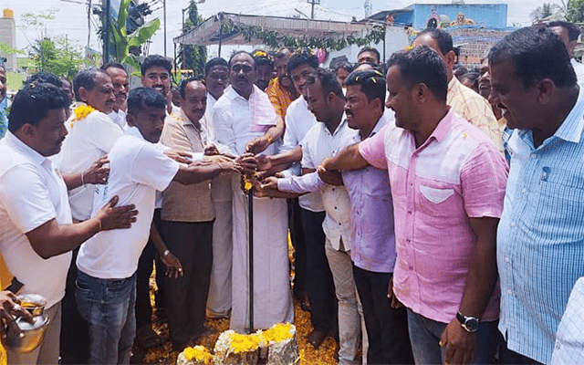 Belthangady: BJP workers take up the task of filling up a pothole on national highway