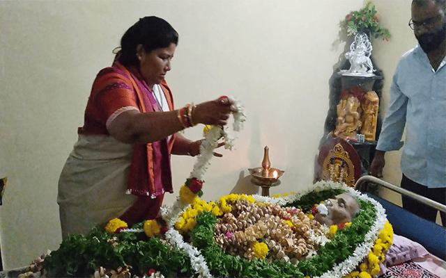 Karwar: Rupali Naik pays last respects to Prabhakar Rane