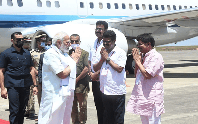 Tungappa Bangera greets Prime Minister Narendra Modi at Mangaluru airport