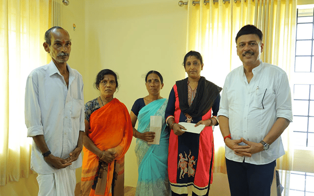 Bantwal: "Asha Kirana Israel" Friends Group provides financial assistance to a poor family