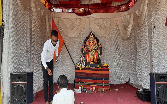 Call to place picture of Savarkar next to Ganesh idols fails to make mark