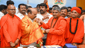 Bengaluru: Seers from SC/ST community congratulate CM Bommai