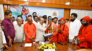 Bengaluru: Seers from SC/ST community congratulate CM Bommai