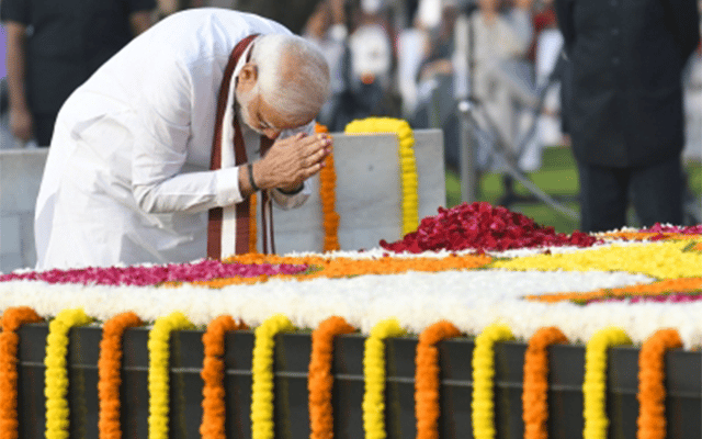 PM Modi pays tributes to Mahatma Gandhi, urges all to buy khadi