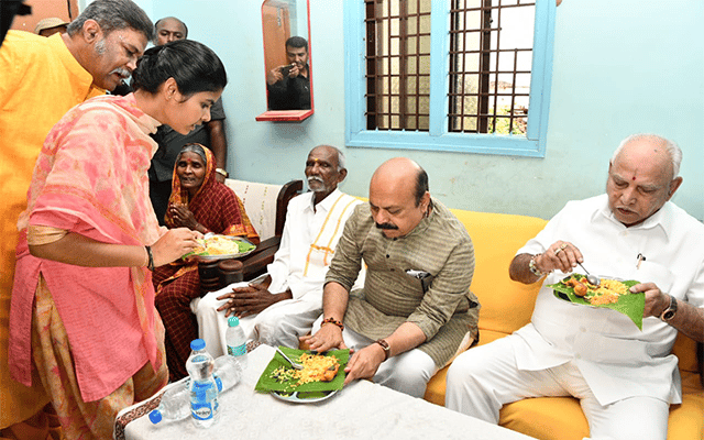 Bengaluru: CM Bommai, BSY eat breakfast at Dalit home