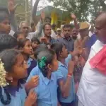 KOLAR: School children block HD Kumaraswamy's car on road