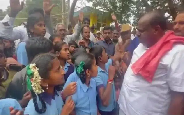 KOLAR: School children block HD Kumaraswamy's car on road