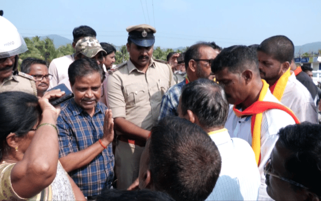 IRB officials gheraoed by villagers over highway chaos