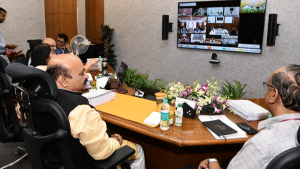 CM discusses issues of weavers with senior officials