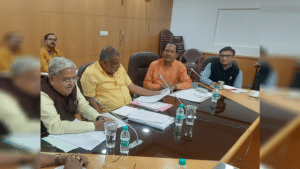 CM discusses issues of weavers with senior officials