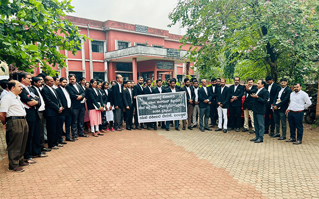 Bantwal: Young lawyers assaulted, protest demanding suspension of police